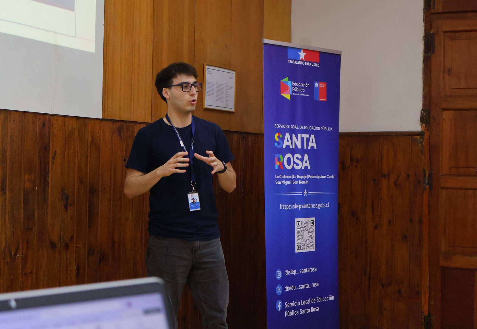 Benjamín Lang presentando en el SLEP Santa Rosa