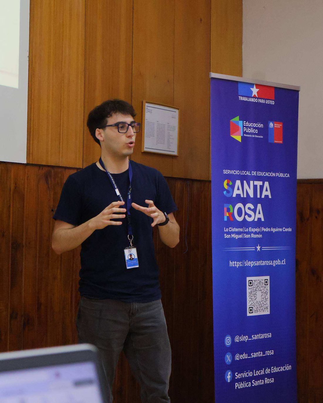 Benjamín Lang presentando frente a un pendón del SLEP Santa Rosa